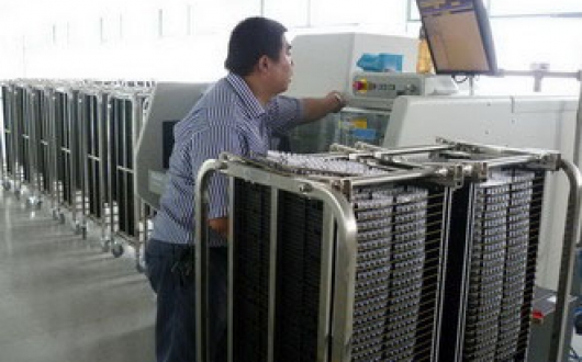 公司新購兩臺環(huán)球插件機(jī)（立式、臥式）已正式投入生產(chǎn)